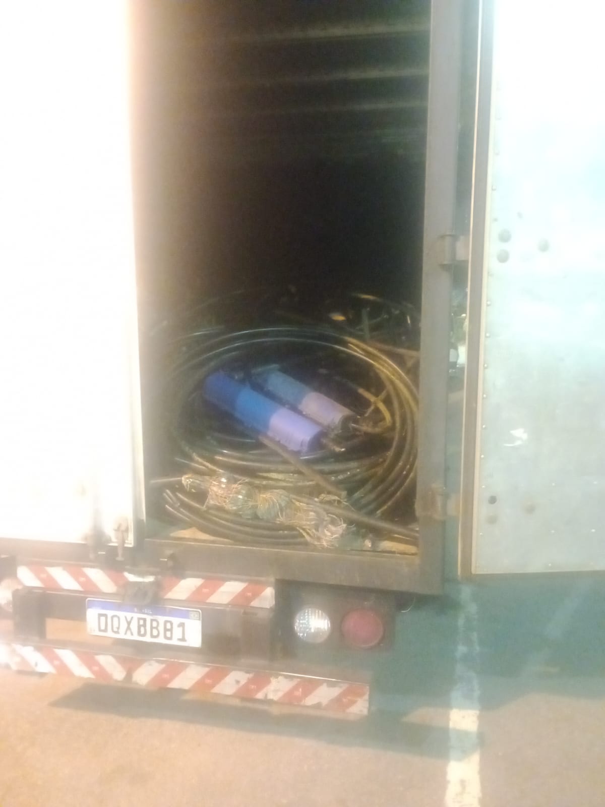 PMs apreendem caminhão com placa adulterada e cabos de energia no Itanhangá